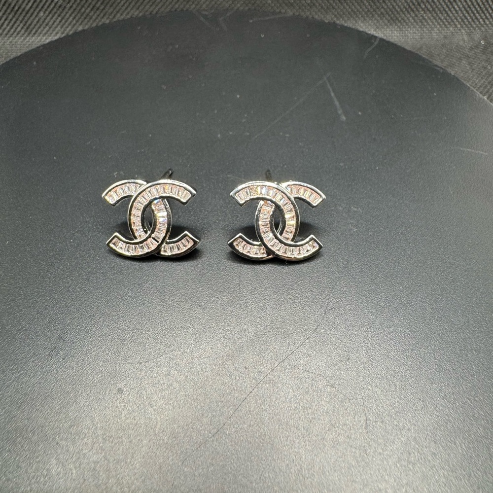 ‼️FINAL SALE ‼️Elegant 18k White Gold Plated Crystal Stud Earrings - Picture 6 of 7